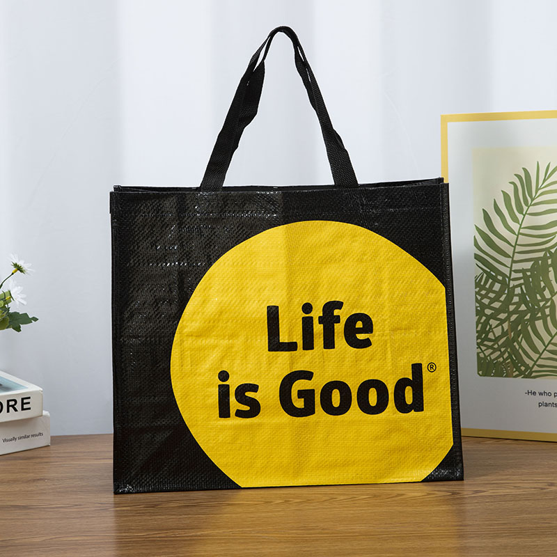 Johdatus ostoksiin kudottu kantokassi